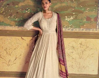 Vestido longo de luxo para Nikkah, traje formal paquistanês com bordados em creme, estilo nupcial.