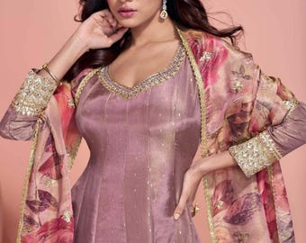 Vestido Anarkali sob medida, em jacquard cor malva acinzentado com bordado em zardozi, modelagem personalizada para Sangeet.