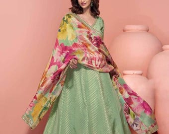 Anarkali longo, em seda jacquard verde com bordado tradicional e dupatta floral em organza.