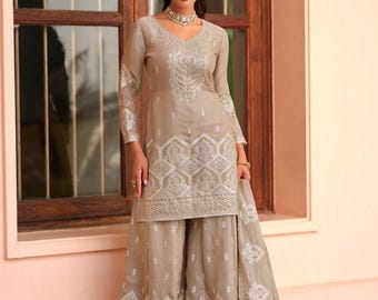 Ethnisch-beiges Outfit, bestickter Sharara-Anzug mit ausgestelltem Saum, Hochzeitskleidung