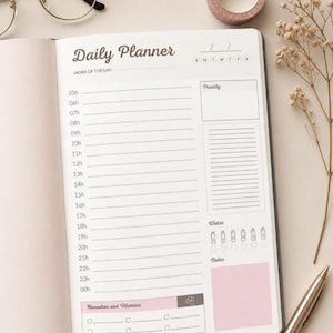Könnte beinhalten: Ein offener Tagesplaner mit dem Titel "Daily Planner". Der Planer enthält Abschnitte für die stündliche Planung, Prioritäten, Wasseraufnahme, Notizen und Heilmittel. Ein Stift, eine Brille und dekoratives Klebeband befinden sich auf der Oberfläche.