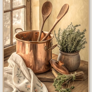 Könnte beinhalten: Ein großer Kupfertopf mit zwei seitlichen Griffen, in dem zwei Holzlöffel stecken. Daneben stehen ein Kupferdeckel, ein mit grünen Kräutern gefüllter Keramiktopf, ein Bündel frischer Kräuter und ein weißes Tuch mit zartem Blumenmuster.