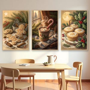Könnte beinhalten: Ein Set aus drei vertikalen Wandbildern mit weihnachtlichen Motiven. Das linke Bild zeigt Lebkuchenmänner und Zimtstangen. Das mittlere Bild zeigt eine dampfende Tasse Kakao mit einer Zuckerstange. Das rechte Bild zeigt kleine gefüllte Pasteten.