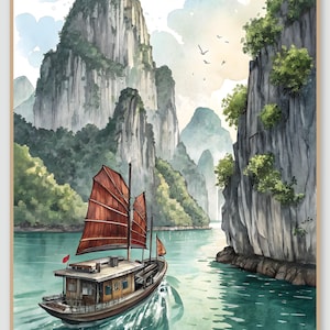 Könnte beinhalten: Ein Aquarellbild eines traditionellen Dschunkenboots mit rotbraunen Segeln, das durch ruhiges türkisfarbenes Wasser fährt. Das Schiff ist umgeben von hoch aufragenden, steilen Kalksteinfelsen, die mit grüner Vegetation bewachsen sind.