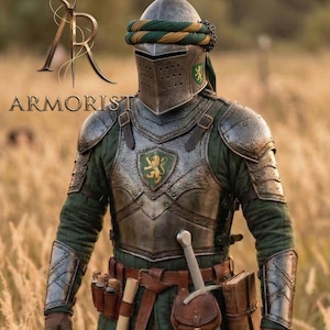 K&ouml;nnte beinhalten: Eine vollst&auml;ndige mittelalterliche R&uuml;stung, einschlie&szlig;lich Helm, Brustplatte und Beinschutz. Die R&uuml;stung ist silber und gr&uuml;n, mit einem L&ouml;wenwappen. Ein Schwert h&auml;ngt an der Taille. Das Wort "ARMORIST" ist sichtbar.
