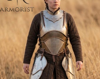 Kvinnlig plåtrustning | Stålkyrass och tofsar | Graverad liljedesign | Anpassat 'R'-monogram | LARP, Ren Faire, Cosplay-utrustning