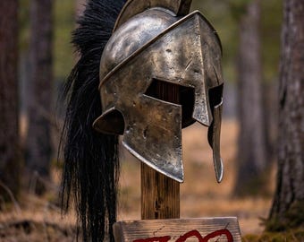 Stridsburen spartansk hjälm från 300-talet med ställ | Replika av filmen Kung Leonidas | Antik grekisk korintisk hjälm | Cosplay med svart plym