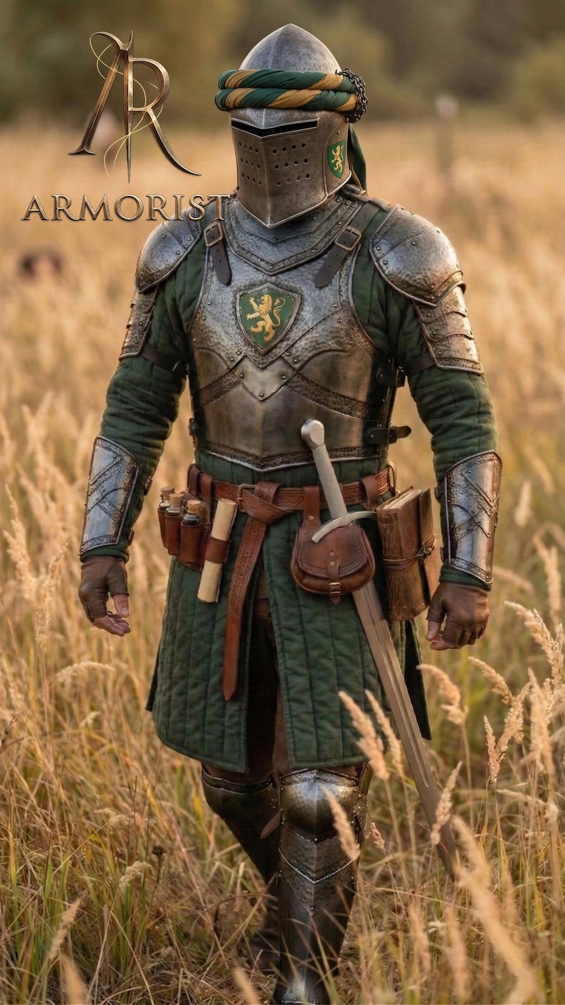 K&ouml;nnte beinhalten: Eine vollst&auml;ndige mittelalterliche R&uuml;stung, einschlie&szlig;lich Helm, Brustplatte und Beinschutz. Die R&uuml;stung ist silber und gr&uuml;n, mit einem L&ouml;wenwappen. Ein Schwert h&auml;ngt an der Taille. Das Wort "ARMORIST" ist sichtbar.