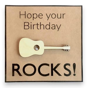 Hope Your Birthday Rocks-wenskaart met houten gitaar