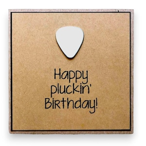 Gelukkige Pluckin'-verjaardagskaart voor gitaar met plectrum