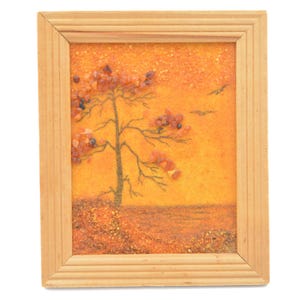 Peut inclure: Un cadre en bois rectangulaire contenant une œuvre texturée représentant un arbre avec des accents de pierre orange et marron sur un fond jaune et orange vif, avec deux silhouettes d'oiseaux volant dans le coin supérieur droit.