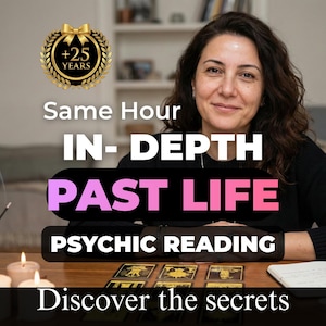 以下が含まれることがあります： 霊視の広告。笑顔の女性が写っており、「Same Hour, In-Depth, Past Life, Psychic Reading」というテキストが画像に重ねられています。テーブルにはタロットカードとキャンドルが置かれています。