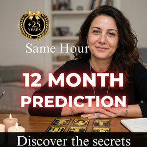 Può includere: Immagine di una donna sorridente con il testo "Same Hour 12 Month Prediction". Carte dei tarocchi e candele accese sul tavolo. Il testo "Discover the secrets" e un emblema dorato "+25 YEARS" sono presenti.