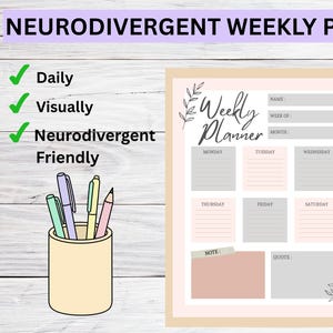Könnte beinhalten: Ein Wochenplaner mit dem Text "Neurodivergent Weekly Planner" oben. Der Planer hat Abschnitte für jeden Wochentag, Notizen und Zitate. Ein goldener "Best Seller"-Aufkleber befindet sich in der oberen rechten Ecke. Ein beigefarbener Becher enthält Stifte und Bleistifte.