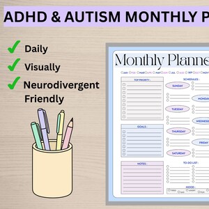 Może przedstawiać: Miesięczny planer ADHD i autyzmu z jasnoniebieską obwódką. Planer zawiera sekcje dla najważniejszych priorytetów, celów, harmonogramów, notatek i listy zadań. Złota naklejka "Bestseller" znajduje się w prawym górnym rogu.