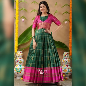 Puede incluir: Una mujer con un vestido verde y rosa. El vestido tiene un corpiño rosa con mangas cortas y una falda verde con un patrón de cuadros. La parte inferior de la falda tiene un borde rosa. El vestido es largo.