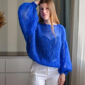 Suéter de mohair azul eléctrico: jersey ligero, llamativo, de punto extragrande, hecho a mano y transparente.