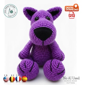 Op de afbeelding: Een handgemaakte paarse gehaakte hond met zwarte accenten op de neus, oren en poten. Het knuffeldier zit. De afbeelding bevat de tekst "Real Crochet Pattern" en "Digital Download PDF".