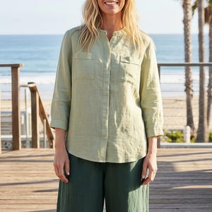 Camicia in lino verde salvia / Camicetta senza colletto da donna con tasche / Top con collo a serafino dalla vestibilità comoda / Top casual con bottoni / Camicia verde
