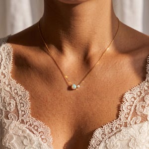 Elegant opalhalsband för kvinnor, guldsmycken med oktobersten, minimalistiskt opalhänge, liten pärla, brudgåva, present till henne