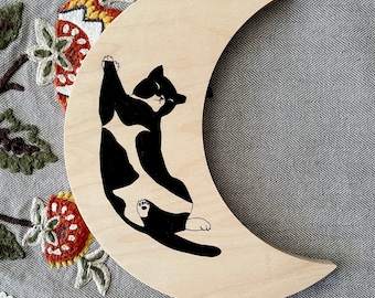 Smokingkattkonst Billy Stretches Pose Halvmåne Träkloss