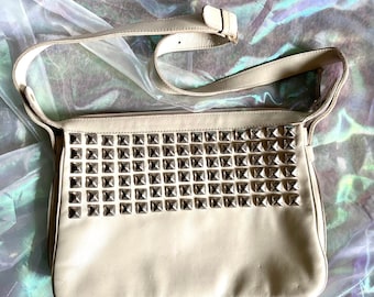 RABATT Nitad Krämig Vit Elfenbensvit Läderväska Silver Pyramidnitar