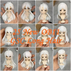 Op de afbeelding: Een verzameling van twaalf kleine poppenhoofden met diverse witte kapsels, voorzien van grote donkere ogen en een bleke huidskleur. De afbeelding bevat de oranje tekst 25 New OB11 GSC Long Hair over het midden van het raster heen.