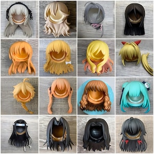 Puede incluir: Una colección de cabezas de peluca estilo anime en varios colores, incluyendo rubio, marrón, negro y turquesa. Algunas pelucas tienen coletas, lazos u otros accesorios. Las pelucas están diseñadas para figuras de acción o muñecas.