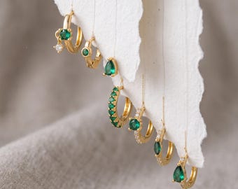 Pendientes de aro Huggie de esmeralda, aro de cartílago con circonita cúbica verde, aros de oro delicados, piercing de hélice y tragus, regalo para ella.
