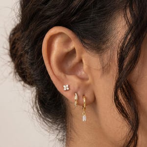 Złoty zestaw kolczyków do wielu przekłuć, starannie dobrany zestaw kolczyków, sztyft w kształcie kwiatka i kolczyki typu huggie hoop, wiszące kolczyki na chrząstkę, minimalistyczna biżuteria
