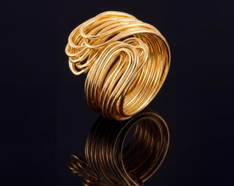 Dicker gewickelter Drahtring, einzigartiges offenes Band, Goldabstrakter Ring, künstlerischer skulpturaler Ring, Brautjungfer-bester Freund-Geburtstagsgeschenk