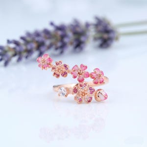 Kirschblüten-Wickelring, Roségold-Blumen-verstellbarer Ring, Rosa Emaille-Blumen-Ring, Pave CZ Botanischer Ring, Frühlings-Schmucksachen Geschenk für sie Bild 4