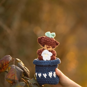Könnte beinhalten: Eine weiße Keramik-Tasse mit schwarzem Henkel und dem Text "But First, Coffee" in fetter, schwarzer Schrift. Die Tasse steht vor einem neutralen Hintergrund, der ihr schlichtes Design hervorhebt.