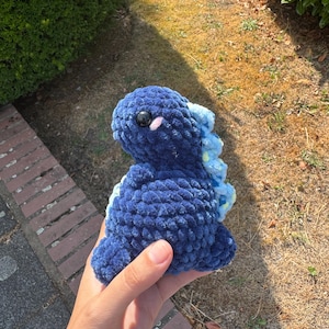 Handgehäkelter Dino aus Chenillewolle | Süßer Amigurumi Dinosaurier | Kuscheltier | Kawaii Plüschtier | Handmade Geschenk