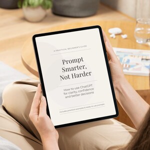 Puede incluir: Una tableta negra que muestra el texto: "Prompt Smarter, Not Harder". El texto de abajo dice: "Cómo usar ChatGPT para la claridad, la confianza y tomar mejores decisiones". La tableta está en manos de una persona.
