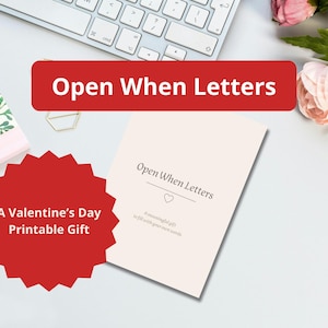 Peut inclure: Un ensemble cadeau imprimable pour la Saint-Valentin. L'image présente une carte crème avec "Open When Letters" et un cœur. Une bannière et une étoile rouge affichent également du texte. Un clavier et des fleurs sont visibles.