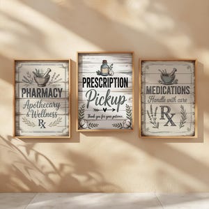 Könnte beinhalten: Drei gerahmte Holzschilder mit apothekenbezogenem Text und Grafiken. Die Schilder lauten "Pharmacy Apothecary & Wellness", "Prescription Pickup" und "Medications Handle with care". Jedes Schild hat einen Holzrahmen und einen Vintage-Stil.