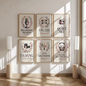 Peut inclure: Six affiches encadrées avec des cadres dorés, chacune avec une illustration à l'aquarelle et du texte. Les affiches représentent des thèmes de studio d'enregistrement : "Recording Session", "On Air", "Quiet Set", "Filming", "Live Recording" et "Audio Recording".