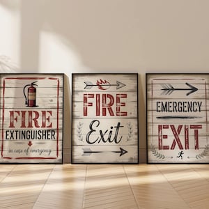Op de afbeelding: Drie houten borden met zwarte randen. De borden luiden "FIRE EXTINGUISHER in case of emergency", "FIRE Exit" en "EMERGENCY EXIT". Elk bord heeft een rustiek, verweerd ontwerp met rode en zwarte tekst.