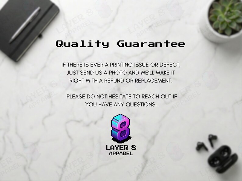 Op de afbeelding: Een promotieafbeelding met de tekst "Quality Guarantee" in een pixellettertype. De tekst belooft terugbetalingen of vervangingen bij afdrukproblemen. Het Layer 8 Apparel-logo is ook zichtbaar, samen met een notitieboek, pen, plant en draadloze oordopjes.
