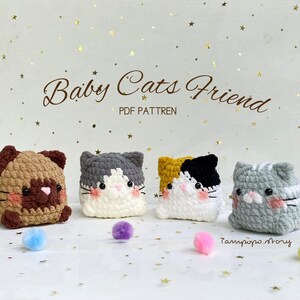 Op de afbeelding: Vier gehaakte kattenspeeltjes in verschillende kleuren: bruin en beige, grijs en wit, geel en zwart en grijs en wit. Elke kat heeft een vierkant lichaam en kattenoren. De tekst "Baby Cats Friend PDF Pattern" staat boven de katten.
