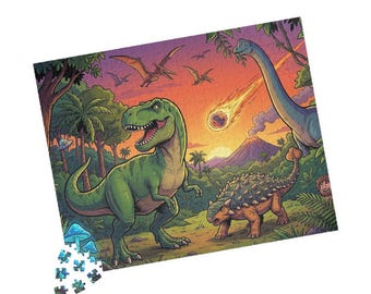 Op de afbeelding: Een kleurrijke legpuzzel met een prehistorische scène met dinosaurussen. Een groene Tyrannosaurus Rex staat prominent, met een langnekkige dinosaurus en een Ankylosaurus. De achtergrond bevat een vulkaan, palmbomen en vliegende pterodactylen.