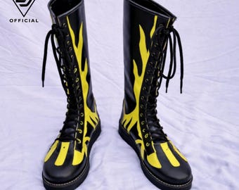 Unisex Schwarz & Gelb Flamme Kniehohe Stiefel | Handgefertigte Leder Schnürstiefel | Gothic Punk Kampfstiefel | Benutzerdefinierte Farbe Biker Boots