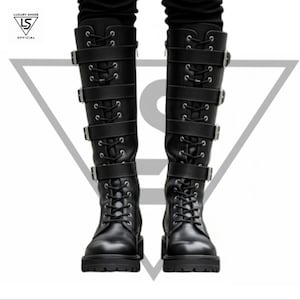 Può includere: Stivali neri al ginocchio con più cinturini e fibbie. Gli stivali hanno un design stringato e una suola spessa. Realizzati in un materiale liscio simile alla pelle, questi stivali offrono uno stile audace. Altezza degli stivali: circa 40 cm.