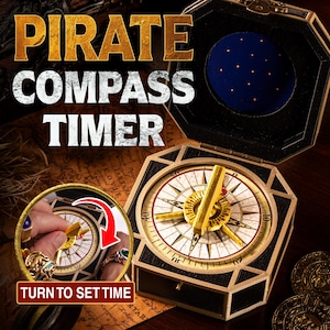 以下が含まれることがあります： 金色のアクセントと詳細なコンパスの文字盤を備えた、海賊をテーマにしたコンパスタイマー。タイマーは、青いベルベットの内装を備えた黒い八角形のケースに収められています。「PIRATE COMPASS TIMER」というテキストが上部に表示されています。
