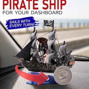 Könnte beinhalten: Ein schwarzes Miniatur-Piratenschiff mit Segeln, einer Flagge mit Totenkopf und gekreuzten Knochen und dem Text "A MOVING PIRATE SHIP FOR YOUR DASHBOARD." Ein roter Pfeil zeigt auf das Schiff.