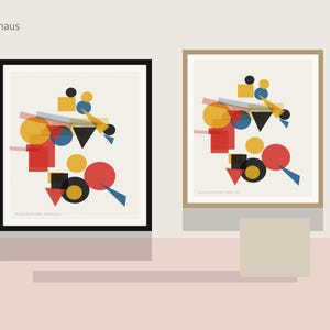 Könnte beinhalten: Zwei gerahmte Wandbilder mit dem Wort Bauhaus oben links. Jeder Druck zeigt eine Komposition aus überlappenden geometrischen Formen wie Kreisen, Quadraten und Dreiecken in den Primärfarben Rot, Gelb und Blau auf einem cremefarbenen Hintergrund.
