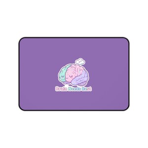 Może przedstawiać: Rustykalny drewniany szyld z napisem "Welcome to our home" w białych literach. Szyld ma postarzaną powierzchnię i prosty, zapraszający design, idealny do dekoracji drzwi wejściowych.