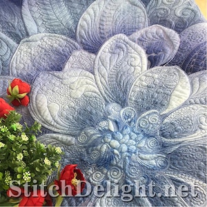 Puede incluir: Primer plano de un diseño floral acolchado azul y blanco. El edredón presenta costuras intrincadas y un patrón floral detallado. El texto "StitchDelight.net" es visible en la esquina inferior derecha. Flores rojas y follaje verde en la esquina inferior izquierda.