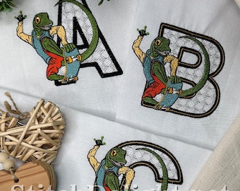 Polices de caractères de broderie alphabet grenouille | Lettres monogramme garçons (créoles 5 x 7)